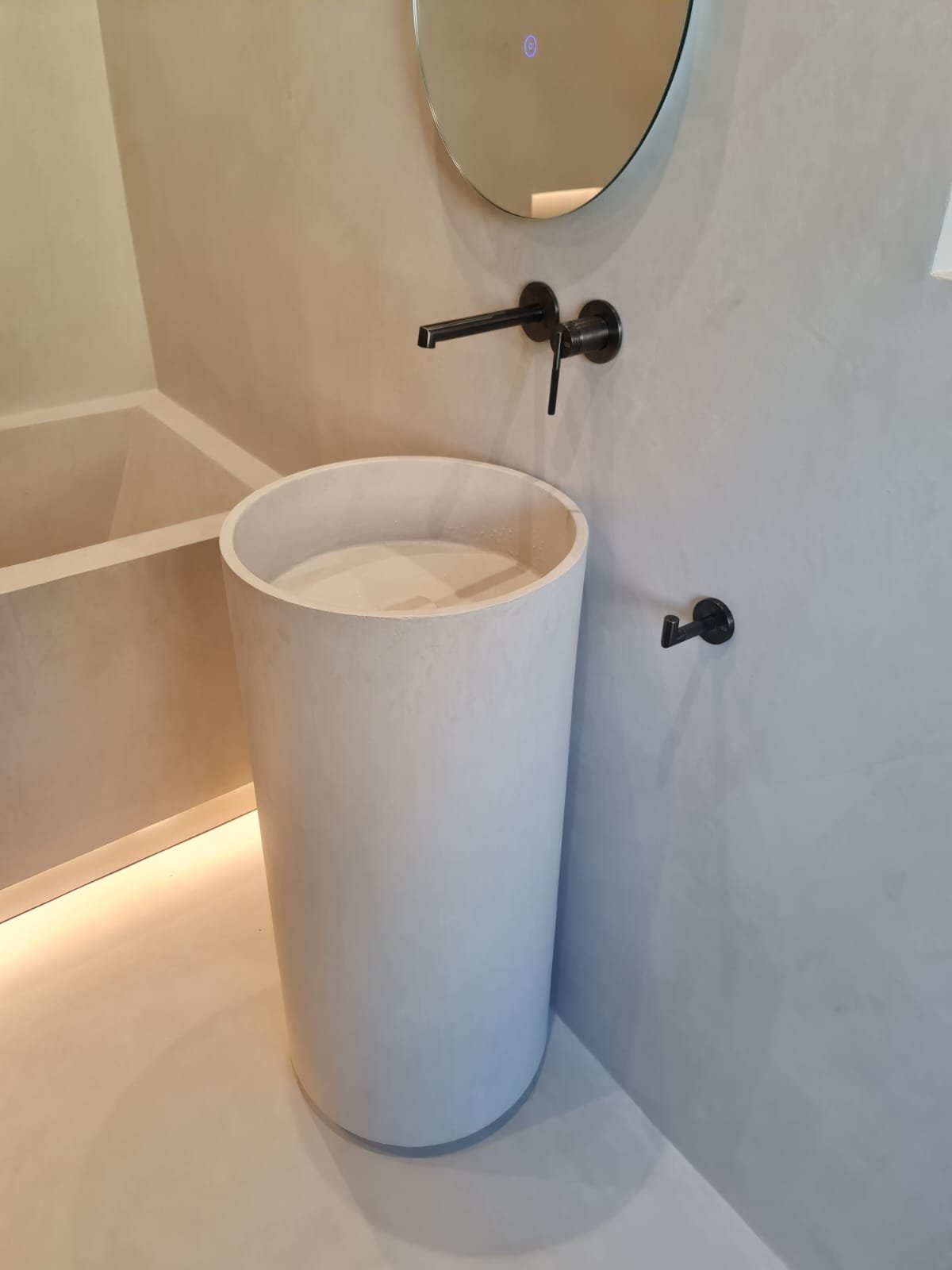 Microcement bath and pedestal basin